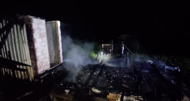 Casa fica totalmente destruída após incêndio no Meio-Oeste.