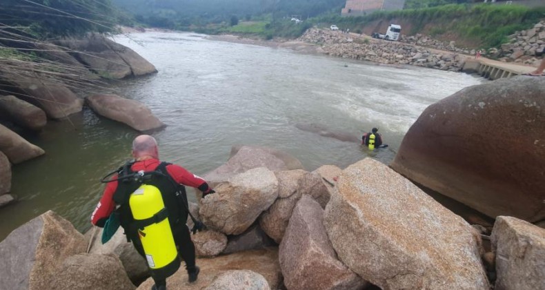 Criança de 4 anos escorrega de pedra e desaparece nas águas de rio.