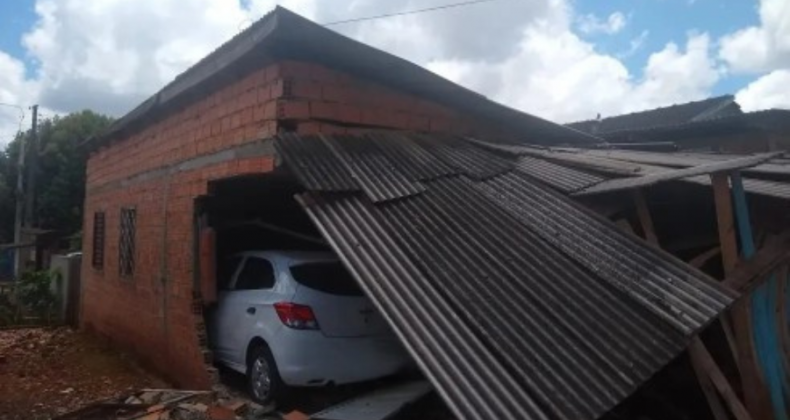 Criança quebra perna após ser atropelada dentro de casa.
