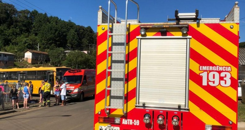 Duas pessoas ficam feridas após colisão entre moto e ônibus.