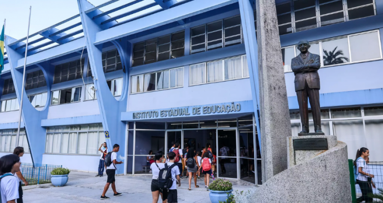 Escolas estaduais vão às urnas para escolher diretores em SC.