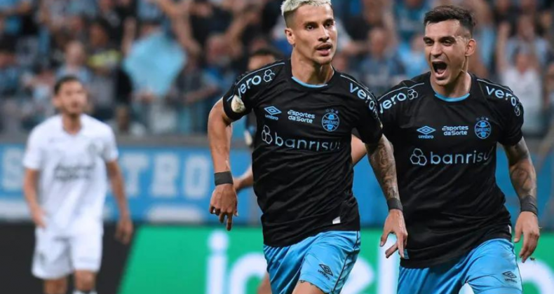 Grêmio vira, garante vaga na Libertadores 2024 e rebaixa o Goiás.