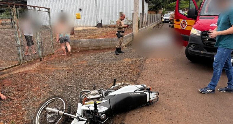 Homem morre ao colidir motocicleta em poste no Oeste.