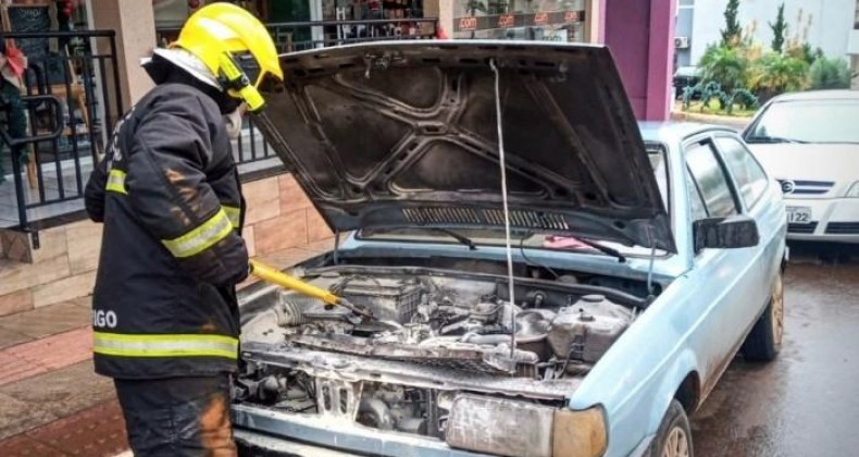 Incêndio em veículo é controlado por populares em Iporã do Oeste.
