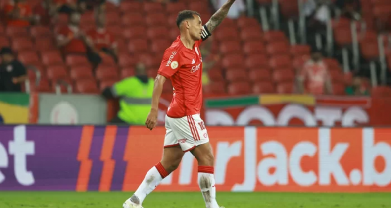Inter vence o Botafogo e termina na primeira página do Brasileirão.