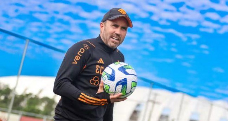 Internacional oficializa renovação com Eduardo Coudet até o fim de 2024.