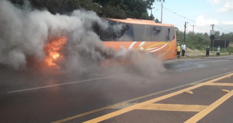 Micro-ônibus é atingido por incêndio na BR-282.
