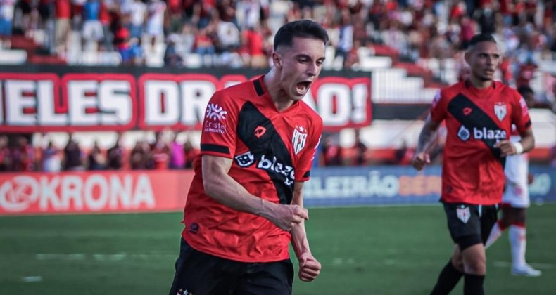 Natural de Modelo, Shaylon pode vestir a camisa do Internacional em 2024.
