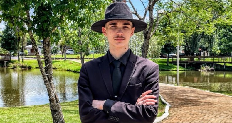 No estilo ‘007’: Adolescente usa terno todos os dias em Pinhalzinho.
