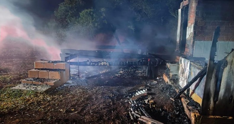 Residência é destruída por incêndio no Oeste de SC