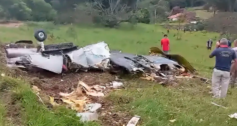 Avião cai em Minas Gerais e deixa sete mortos.