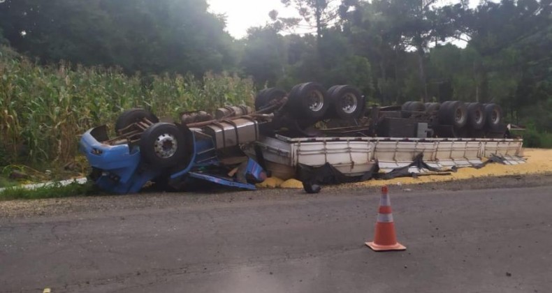 Caminhão sai da pista, atropela pedestres e acaba capotando na SC-355.