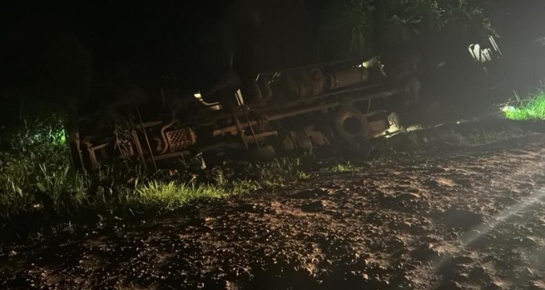 Caminhão saí da pista e capota no interior de União do Oeste.