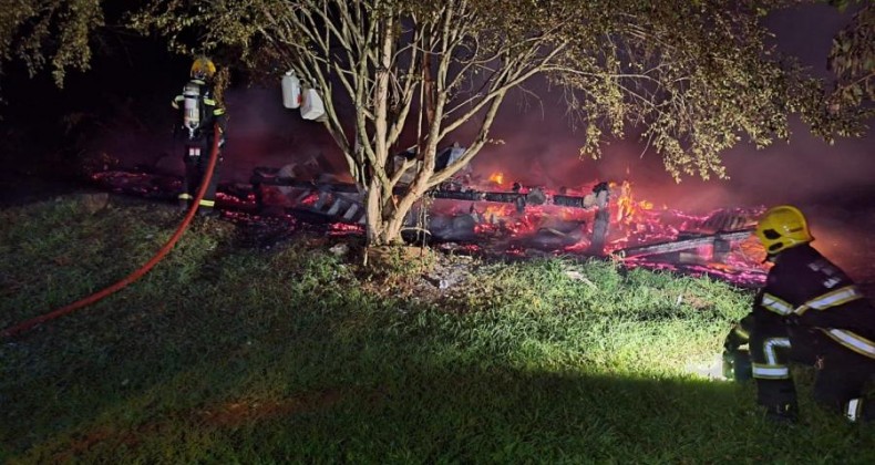 Casa de madeira fica destruída após pegar fogo em Xanxerê.