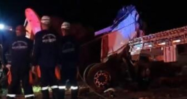 Colisão entre caminhão e ônibus deixa 24 pessoas mortas.