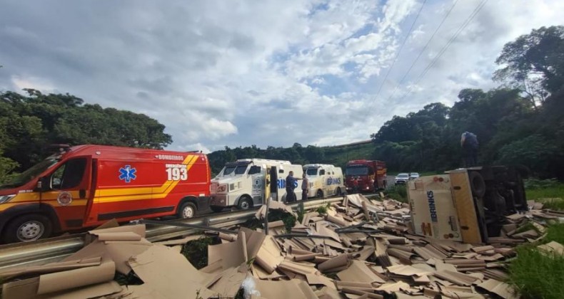Colisão entre carreta e carro-forte deixa três feridos na SC-135.