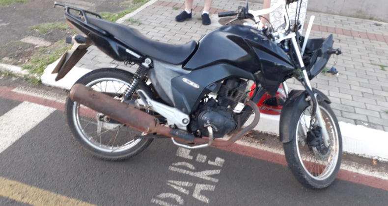Colisão entre Moto e Estrutura Natalina Deixa Homem Ferido em Maravilha.