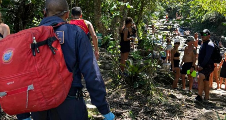 Jovem é socorrido com helicóptero após sofrer queda em cachoeira.