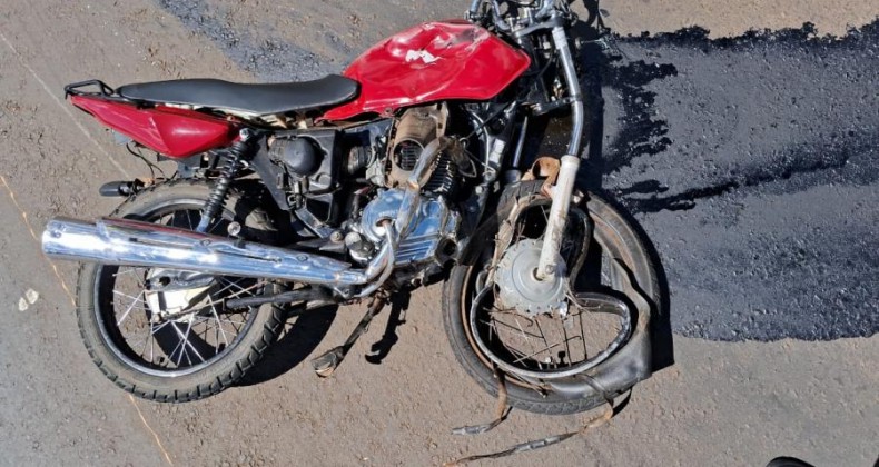 Jovem morre após colisão frontal entre carro e motocicleta em Chapecó.