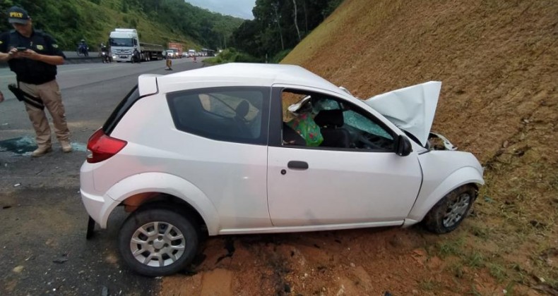 Motorista morre após colisão frontal com caminhão em SC.