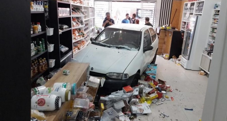 Mulheres ficam feridas após carro invadir loja no Oeste.