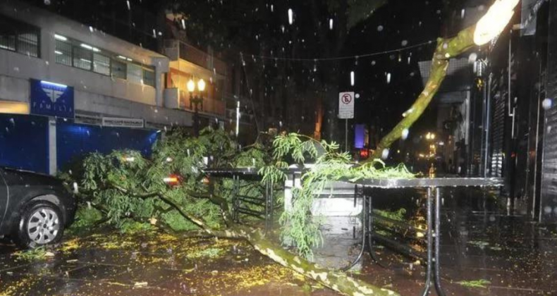 RS: Temporal causa danos, falta de luz e deixa um morto.