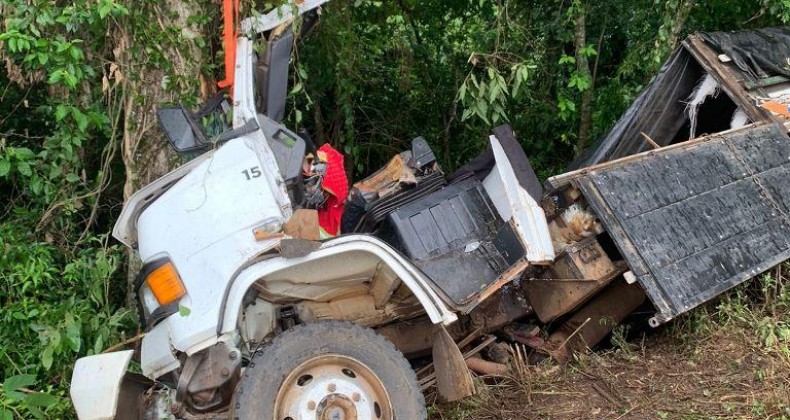 Saída de pista na BR-282 provoca 2 mortes em Herval d'Oeste.