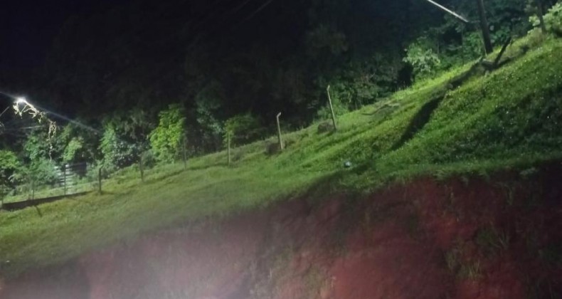 Veículo derruba cerca, invade pátio de empresa e capota no Oeste.