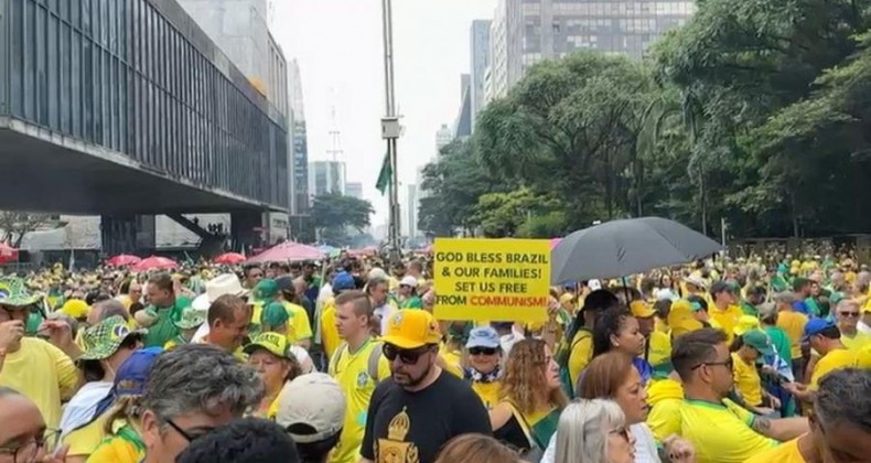 Apoiadores de Bolsonaro fazem ato na Avenida Paulista.