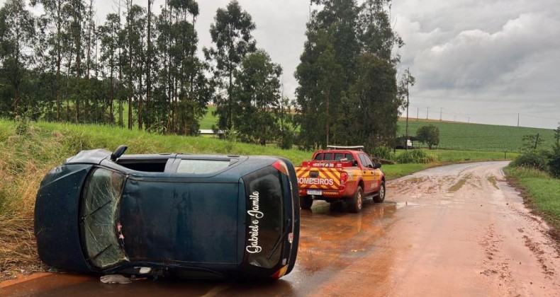 Camada de barro na via causa grave acidente de trânsito.