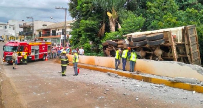 Caminhão tomba em ponte e mata pedestre esmagado no Oeste.