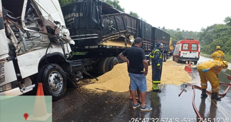 Colisão entre Carretas deixa ferido, próximo ao trevo de Iraceminha.