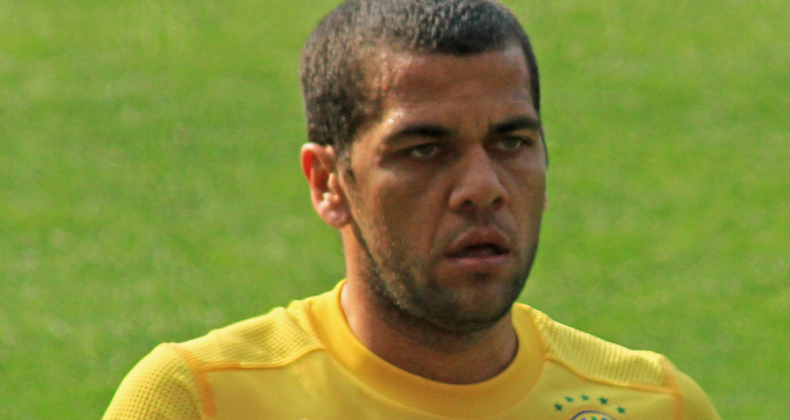 Daniel Alves é condenado a mais de 4 anos por estupro na Espanha.