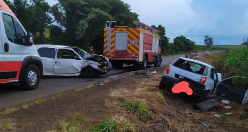 Família fica ferida em colisão entre carros de passeio na SC-355.