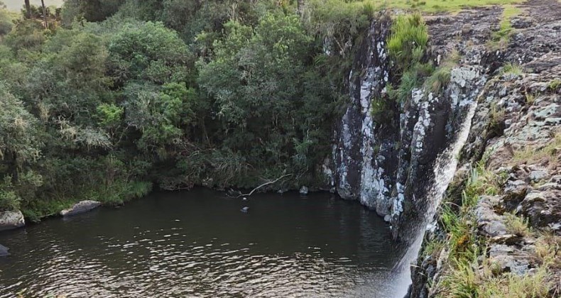 Homem de 46 anos morre afogado enquanto nadava em cachoeira.