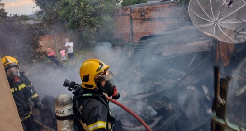 Idosa coloca fogo em entulhos e residência é atingida pelas chamas.