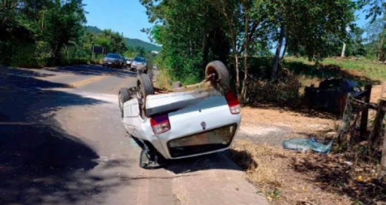 Idoso de 72 anos perde controle do veículo e capota no Oeste.