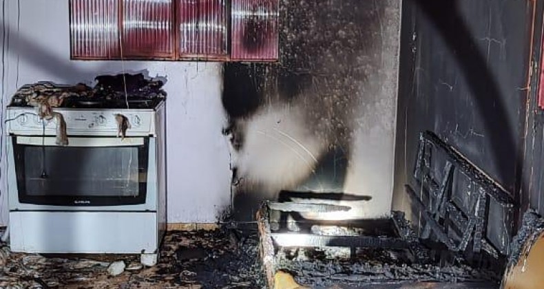 Incêndio em residência é controlado por vizinhos no Oeste de SC.