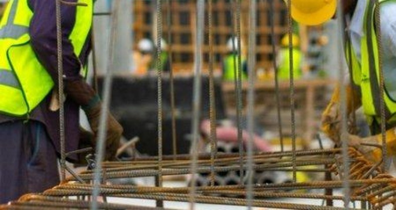 Jovens sofrem ferimentos ao caírem dentro de fossa em obra no Oeste.