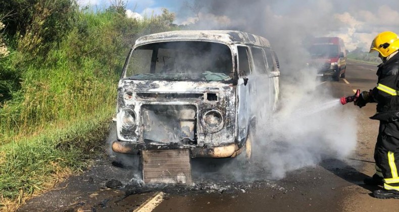 Kombi fica destruída após pegar fogo na SC-451.