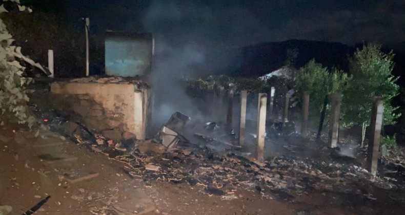 Morador retorna para casa e encontra residência destruída por incêndio.