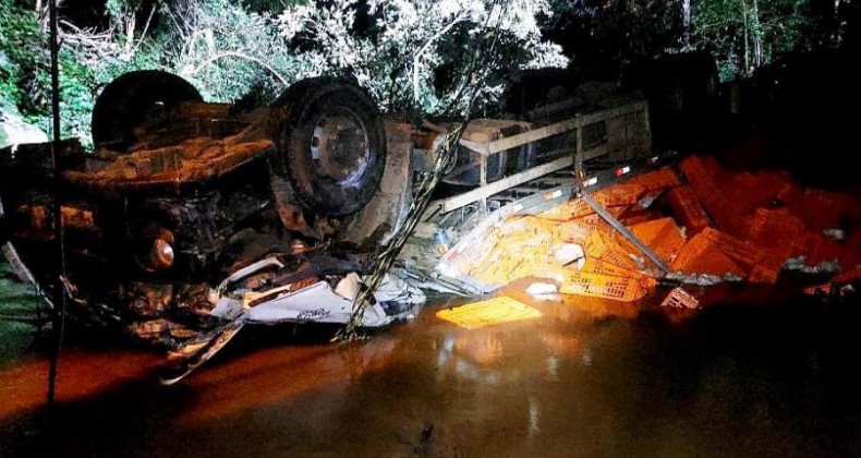 Motorista, esposa e filha morrem após caminhão cair de ponte no Oeste.