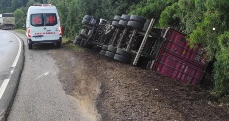 Motorista fica ferido ao tombar caminhão na BR-153.