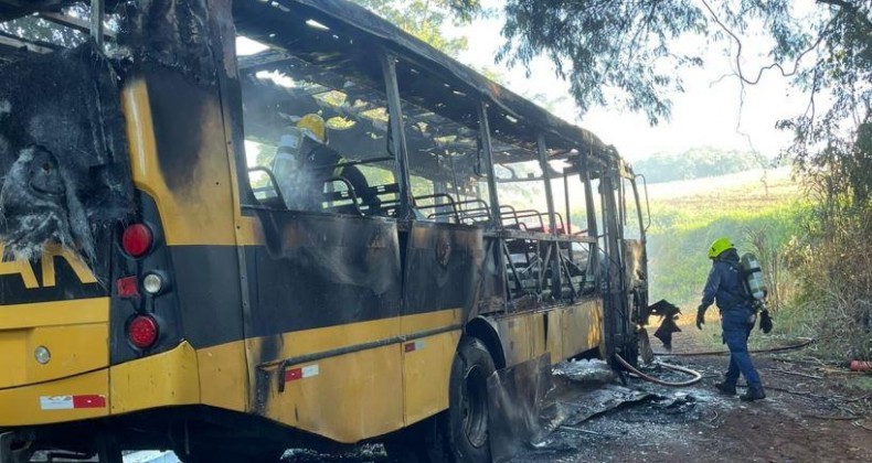 Ônibus escolar fica destruído ao pegar fogo no Extremo-Oeste.