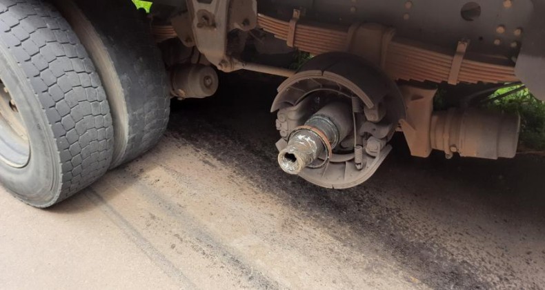 Rodado de caminhão se desprende e atinge veículo na BR-153