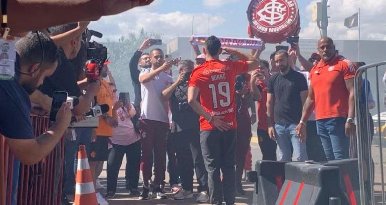 Borré é recebido por milhares de torcedores Colorados.