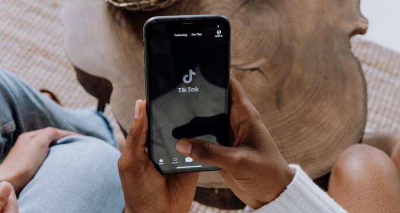 Câmara dos EUA aprova projeto de lei que pode banir TikTok no país.