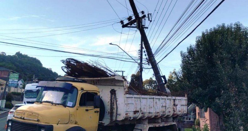 Caminhão parte poste ao meio após ficar sem freio.