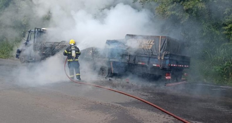 Caminhão pega fogo enquanto transitava pela BR-158 em Palmitos.
