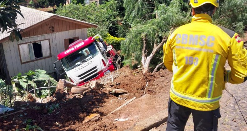 Caminhão sai da pista e atinge casa no Oeste de SC.